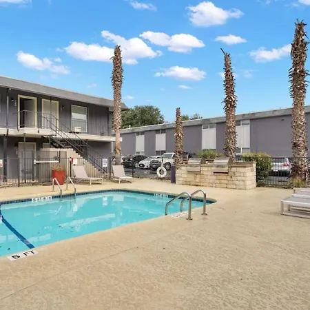 Pet Friendly W Pool Near Mueller Free Parking Apartment